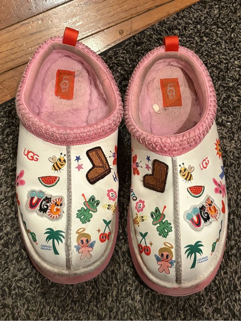 UGG Tazz Slippers Sketch Big Kids 6/W8 by artist Humberto Cruz